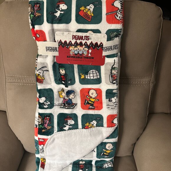 PEANUTS Throw Blanket 50x70” Snoopy & The Gang Christmas Windowed Snow Fun NWT - Picture 1 of 5